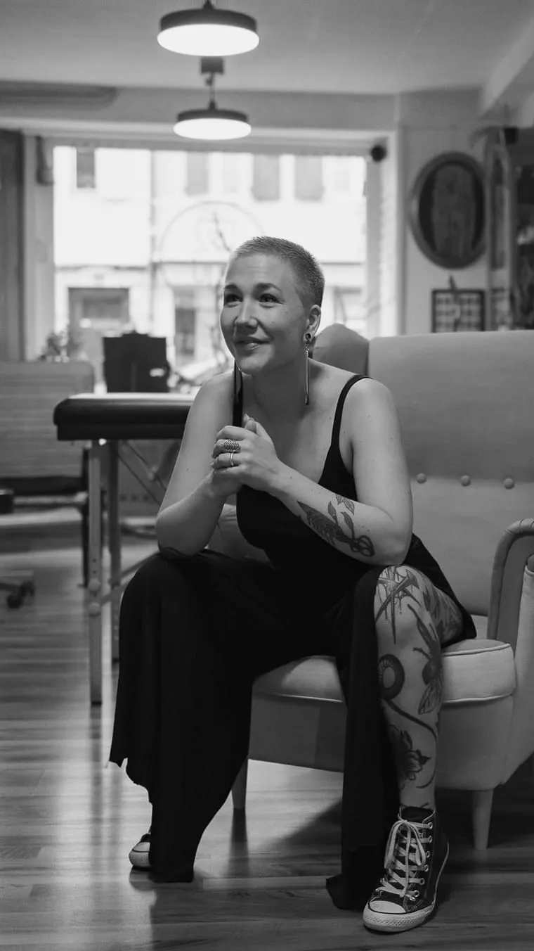 Kaiiza dans le fauteuil du studio, devant la vitrine
