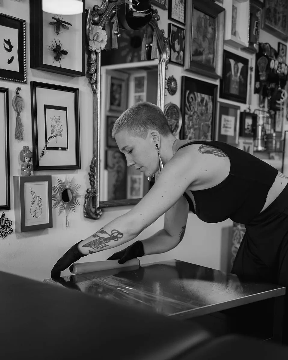 Kaiiza nettoie la table de tatouage, gants aux mains