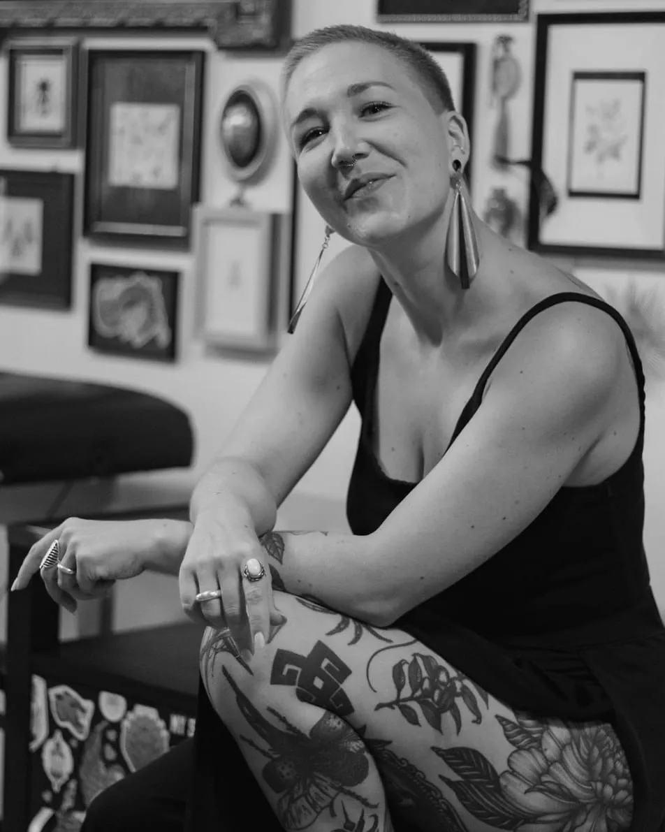 Kaiiza, tête inclinée, cuisse tatouée visible