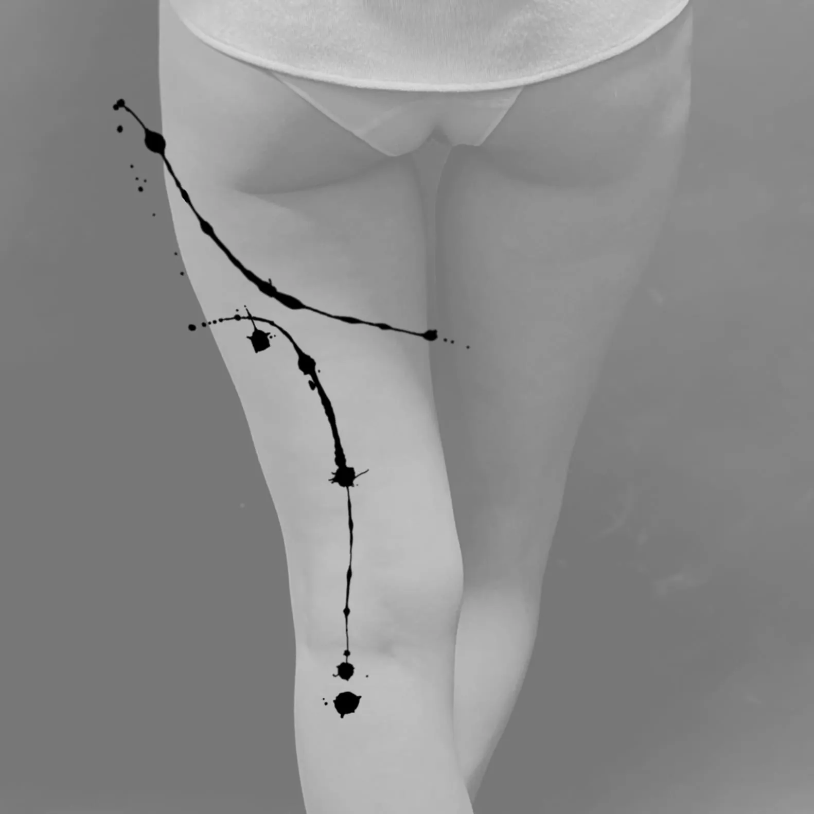 Traînée d'encre projetée sur la cuisse