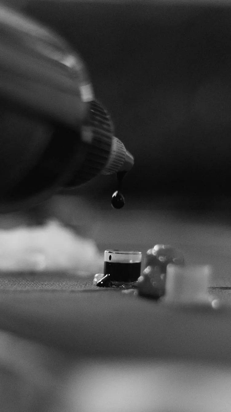 Goutte d'encre versée dans une capsule au studio