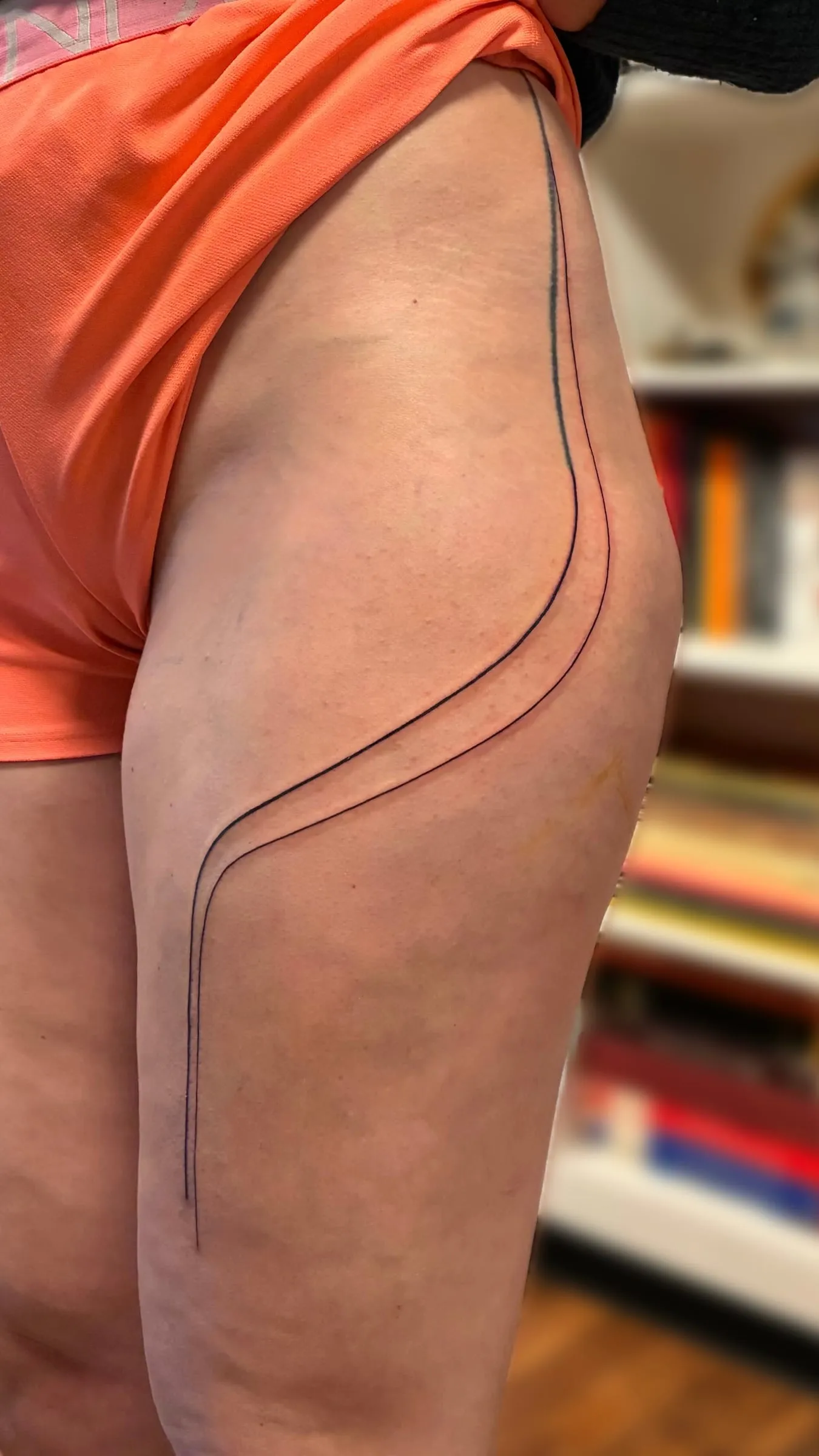 Tatouage abstrait de fines lignes courbes qui parcourent l'épaule et le bras
